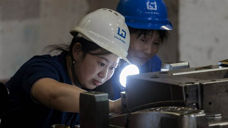 China’s factory PMI contracts in December