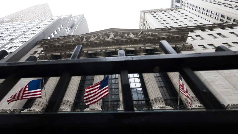 US turns to losses, Dow down by almost 250 points