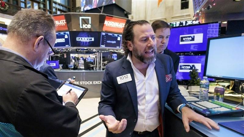 Dow, Nasdaq slash gains as Fed hints more hikes