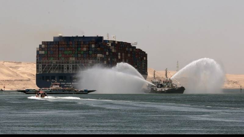 Cargo ship runs aground in Suez Canal