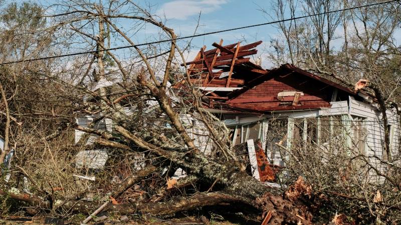 Extreme winds and tornadoes kill 7 in the US