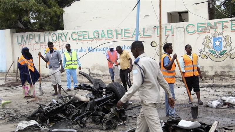 Two car bombs kill 15 in Somalia