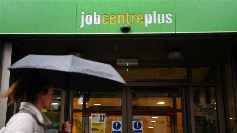 UK unemployment up to 3.7% in quarter to November