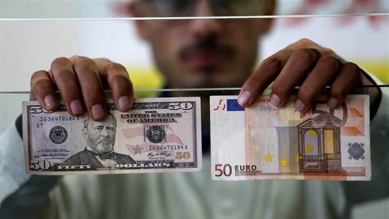 Dollar at a new April 2022 low against euro