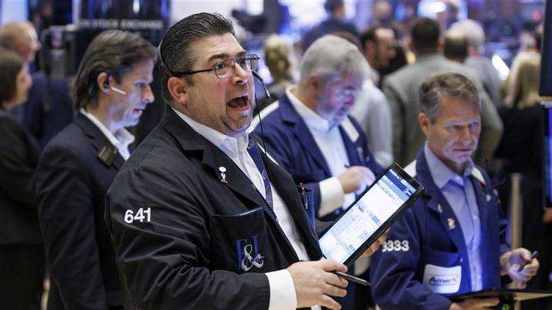 US markets reverse course, Dow falls 300 pts