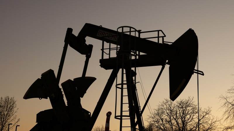 Crude prices slip on US oil inventory build up