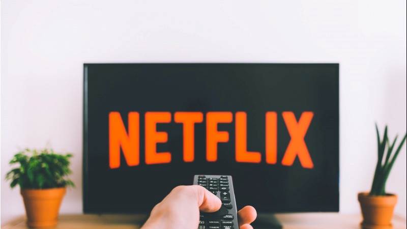 Netflix adds 7.66M subscribers in Q4, tops estimates