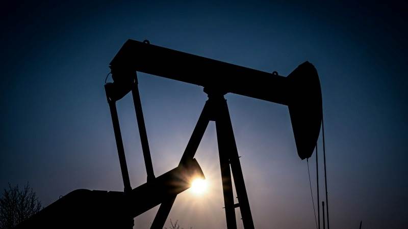 Crude oil prices climb 1% after EIA data