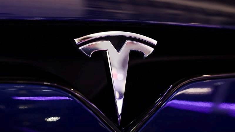 Tesla shares fall 5% amid price cuts in the sector