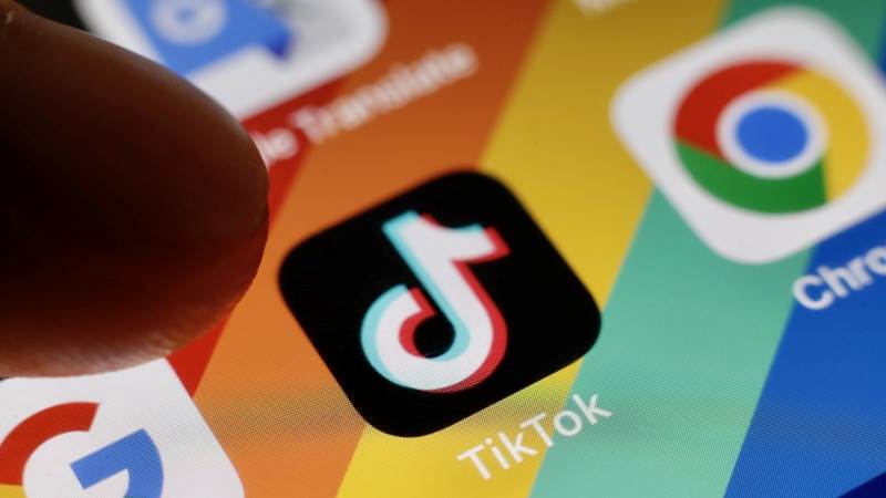 US senator: Apple, Google app stores should ban TikTok