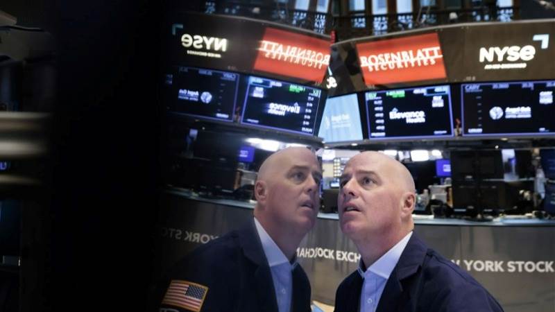 Wall Street sinks at close on new rate hike concerns