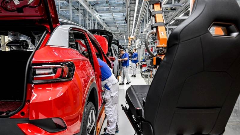 German factory orders up 3.2% in December