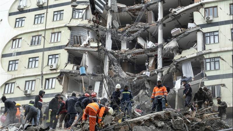 Turkey, Syria quake death toll up to over 2,700