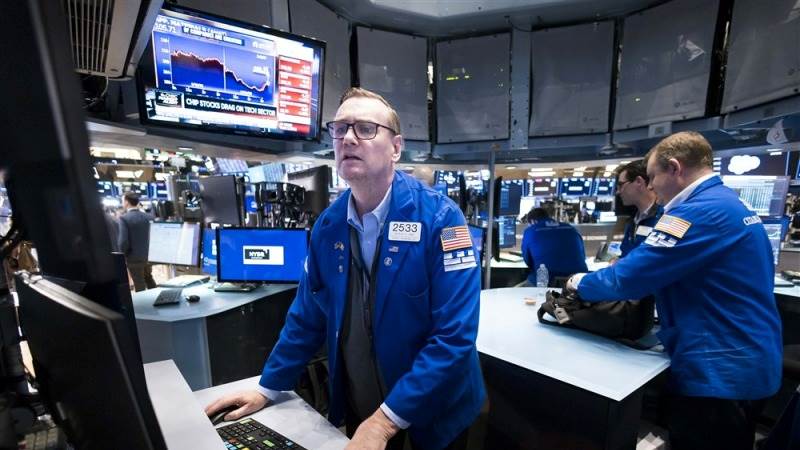 Dow drops 250 pts at close as negative sentiment prevails