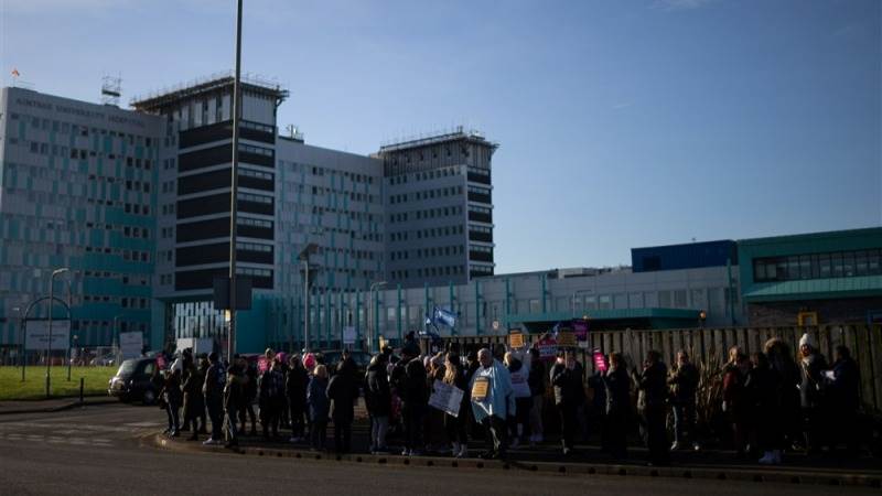 Amazon UK staff unveil more strikes amid pay row