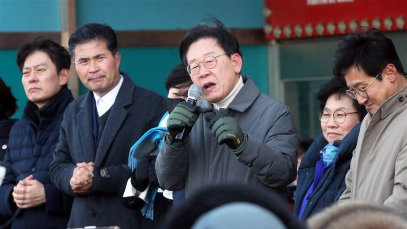 S. Korean prosecutors serve opposition leader with arrest warrant