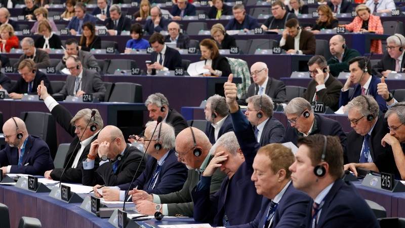 MEPs urge EU to consider sending fighter jets to Kiev