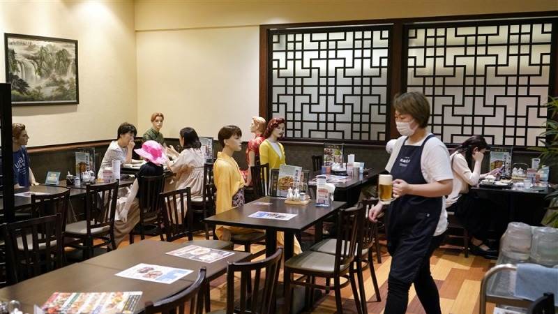 Japan’s services activity expands in February