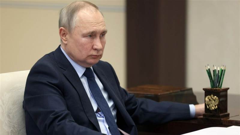 Putin calls emergency meeting as Ukrainians hold hostages in Russia