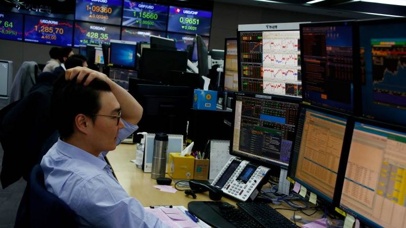 Asian stocks mixed amid interest rate talks