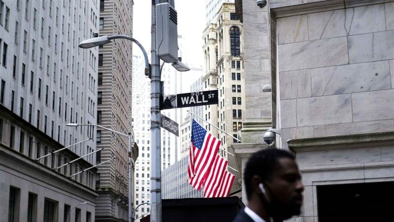 US drops premarket ahead of economic data