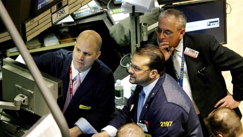 US opens deep in red after PCE report