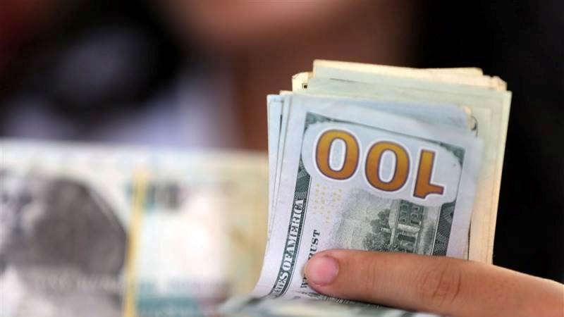 US dollar rises following personal spending data