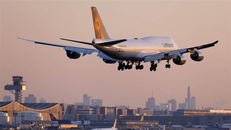 Lufthansa surges 6% on upbeat earnings report