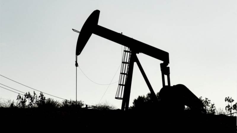 Oil reverses losses, jumps over 1%