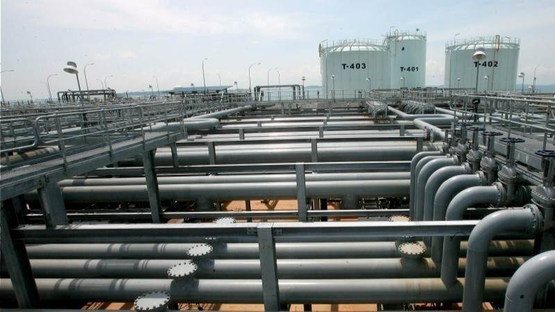 US natural gas plunges 10% on inventories and weather