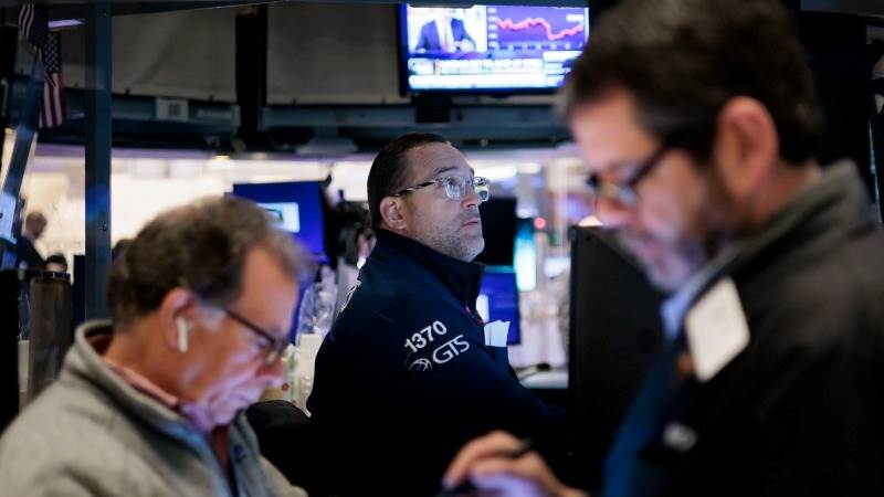 Wall Street sinks deeper, Dow plunges 400 pts