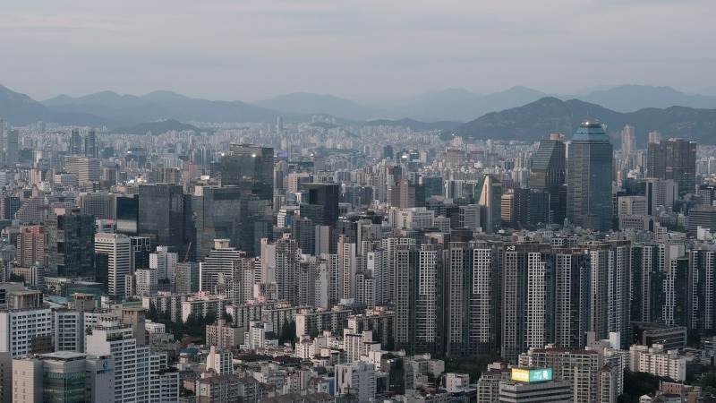 Asia-Pacific trades lower, Hang Seng plunges over 550 pts