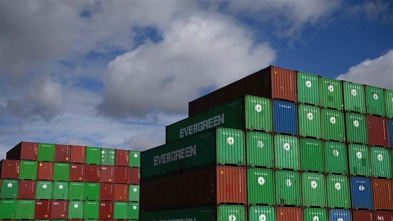 UK trade deficit up to £27.6B in 3 months to January