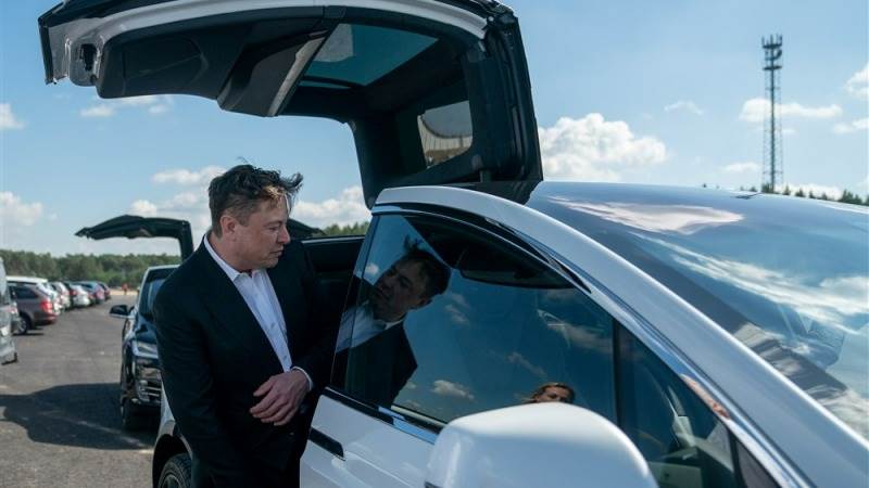 Musk acquires 10,500 Tesla shares