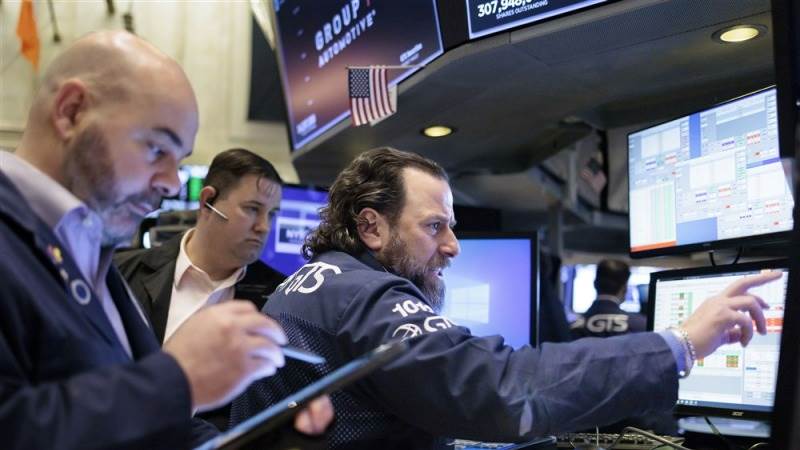 US turns green in volatile session moved by banking sector