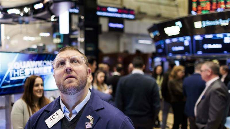 Dow falls 700 pts on banking worries