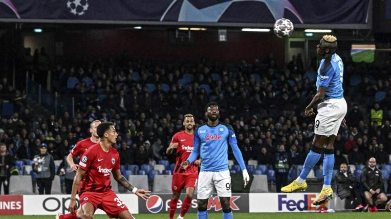 Napoli crushes Eintracht Frankfurt 3-0 to secure 1/4 final