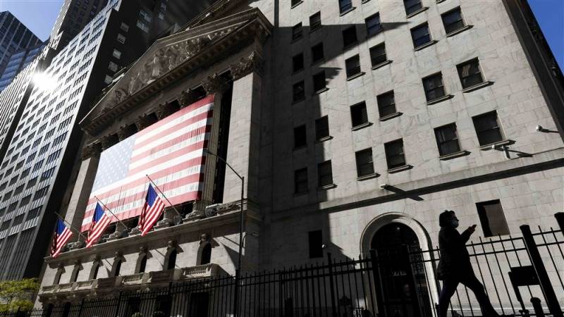 US futures slightly higher as banking crisis extends