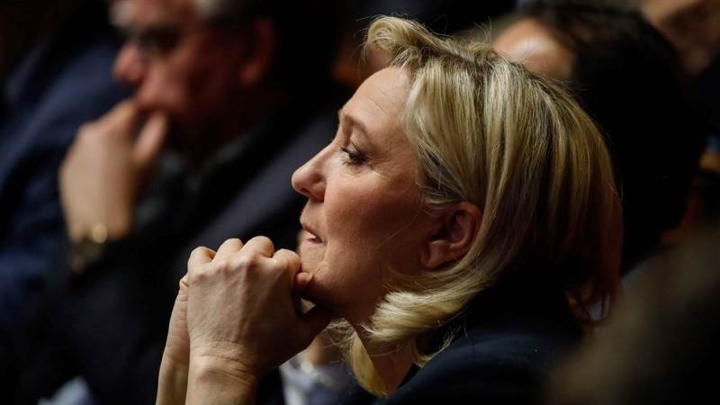 Le Pen to file no-confidence motion against Macron