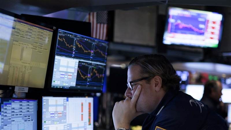 Dow tumbles 120 pts in premarket amid banking woes