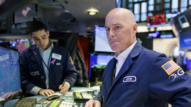 Wall Street kicks off lower with labor market cooling