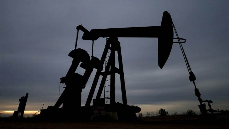 Oil accelerates losses, drops 3%