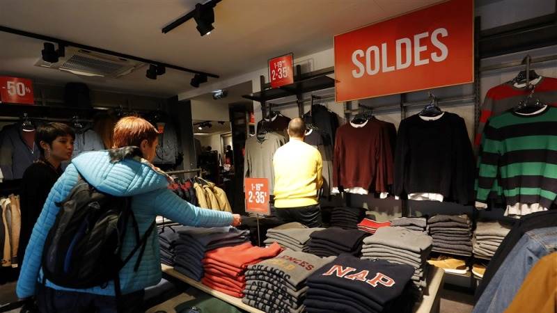 Eurozone consumer confidence down slightly in March