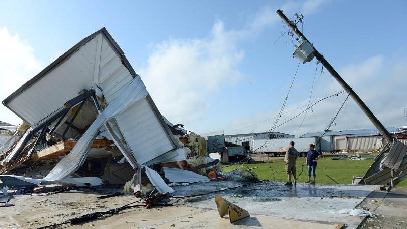 Tornado causes damage, traps Mississippi residents