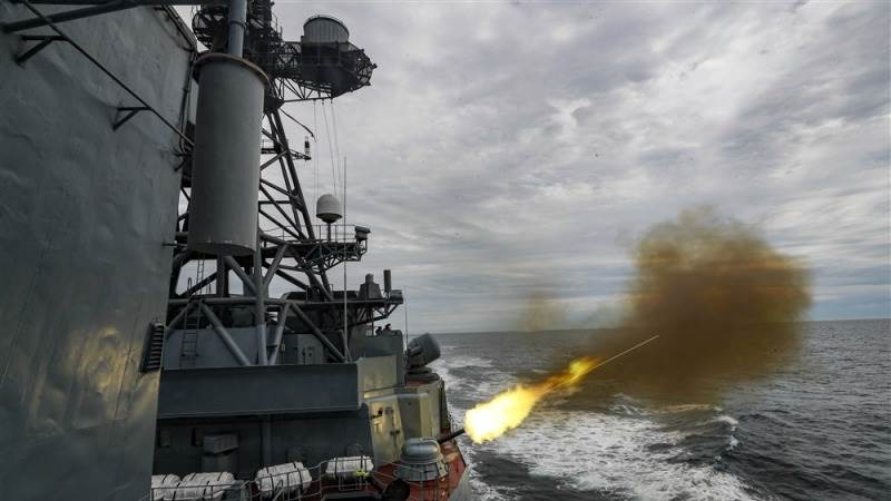 Russia fires at mock target in East Sea