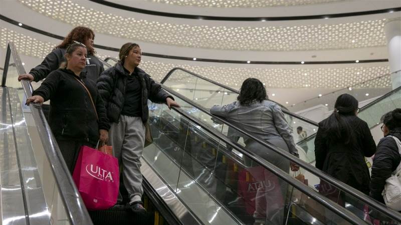 US consumer sentiment deteriorates in March