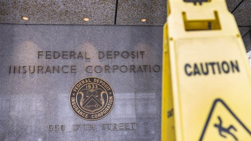 US commercial bank deposits fall by $125.7B