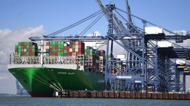 UK trade deficit widens to £23.5B in February