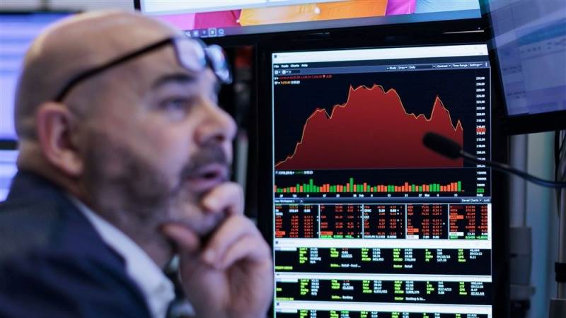 US closes lower as data dampens upbeat earnings results