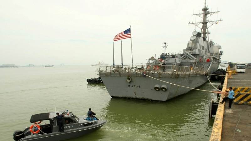 US warship passes through Taiwan Strait